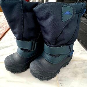 TUNDRA Kids winter snow boots. Preloved. Navy blue. Size 9 (toddler)